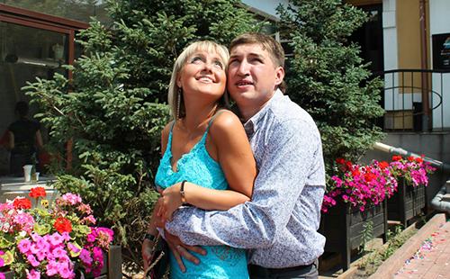 Married couple on a green street