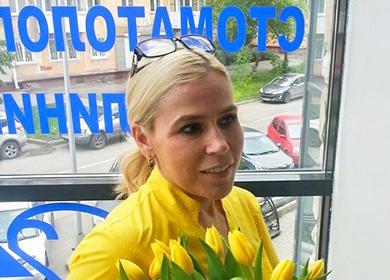 Woman with a bouquet of yellow tulips