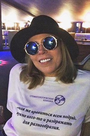 Woman in a hat and big glasses