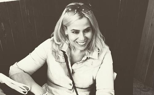 Black and white portrait of a laughing blonde