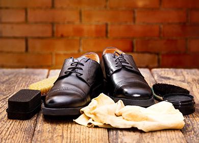 Leather shoes with sponges and napkins