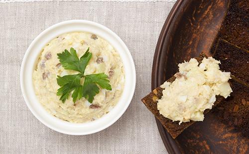 Forshmak in a bowl and on a piece of bread