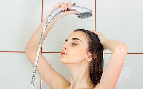 The girl washes her head