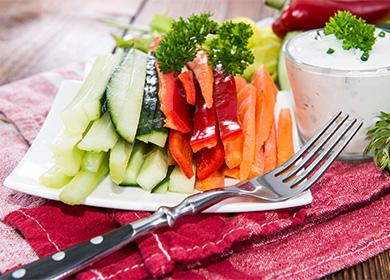 Sliced ​​vegetables on a plate