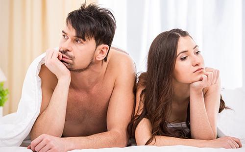 A man and a woman who do not look at each other