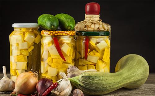 Sliced ​​marinated squash in jars