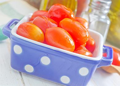 Quagena tomatoes in a blue bowl
