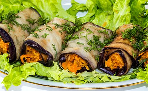 Eggplant rolls with carrots and lettuce