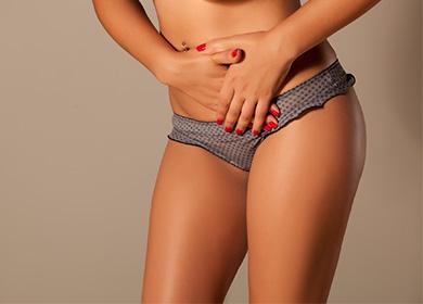 Woman holds on to the lower abdomen