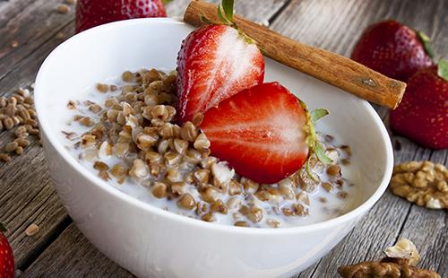 Buckwheat with milk and strawberries