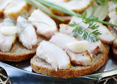 Sandwiches with lard and garlic