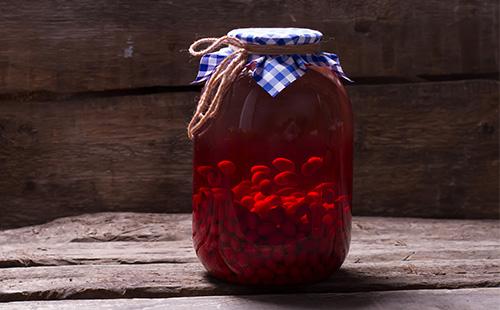 Dogwood stew in a three-liter jar