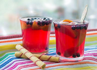 Fresh apple compote recipe: how to keep more vitamins in the drink and what to do with the fruits remaining in the jar