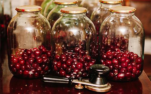 Sealing key on the background of three-liter cans