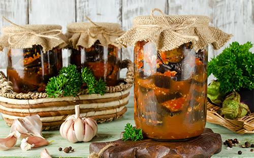 Banalades in tomato in a liter jar