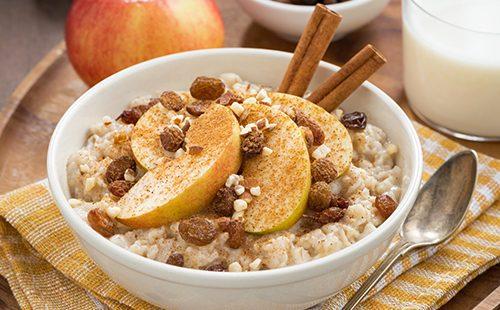 Oatmeal with apples, raisins and cinnamon