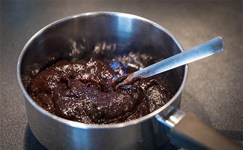 Plum marshmallow in a pan