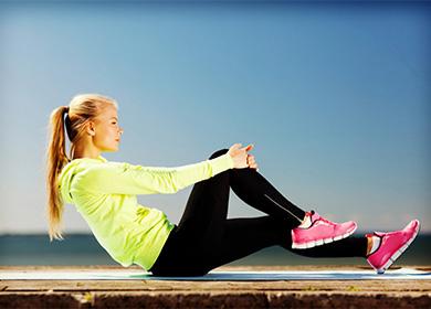 Woman performs exercises for the abdomen.