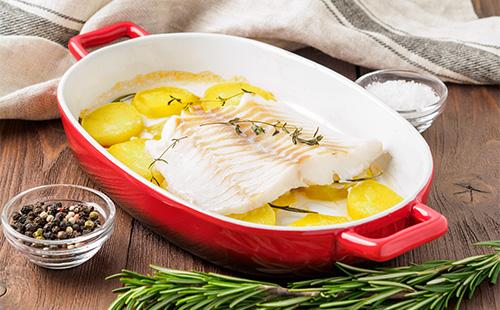 Baked potato with fish