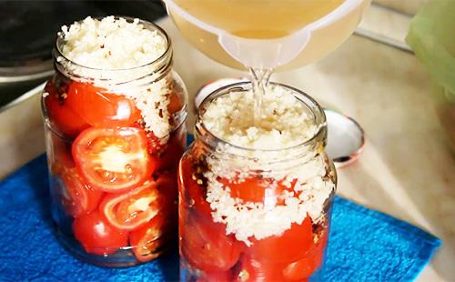 The process of rolling tomatoes for the winter
