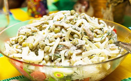 Salad with squid and green peas