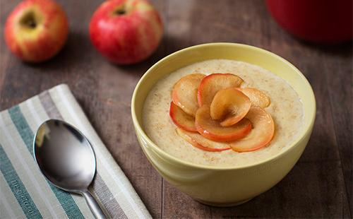 Oatmeal porridge with apples