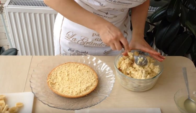 Mix well the resulting mass.