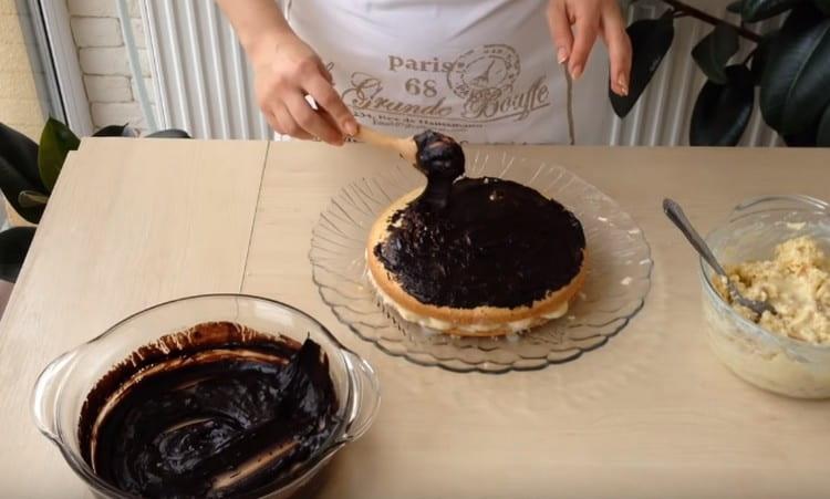 We cover the workpiece with a piece of chocolate glaze.