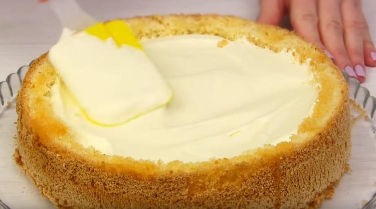 Fill the resulting bowl with cream.