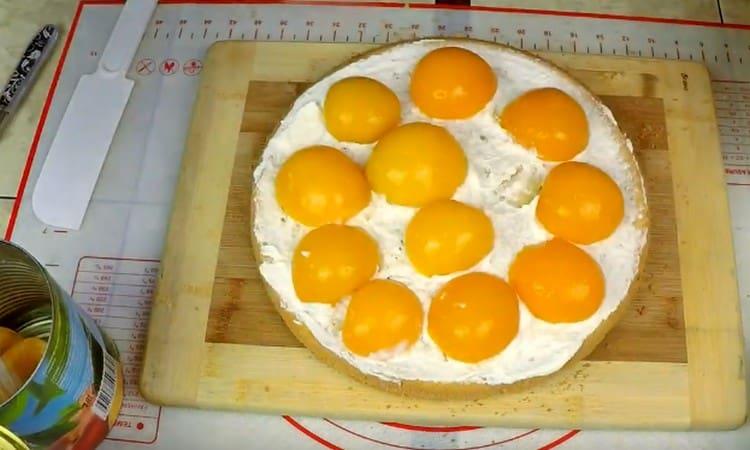 We spread canned peaches on top of the cream.