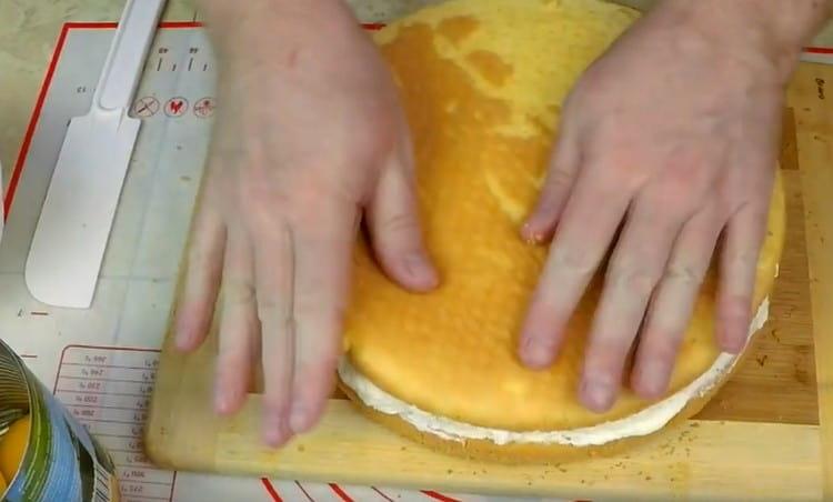 Cover the cake with another cake soaked in cake.