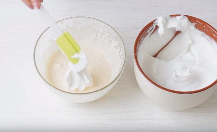 3 tablespoons of the protein mass is introduced into the beaten yolks.