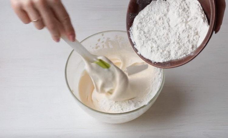 Add flour to the yolk mass.