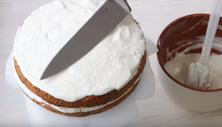 We cover everything with a second cake and also grease it with cream.