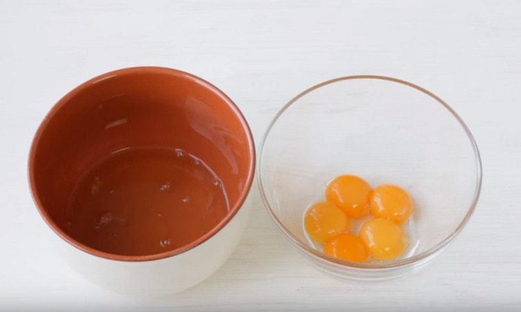 We divide eggs into proteins and yolks.
