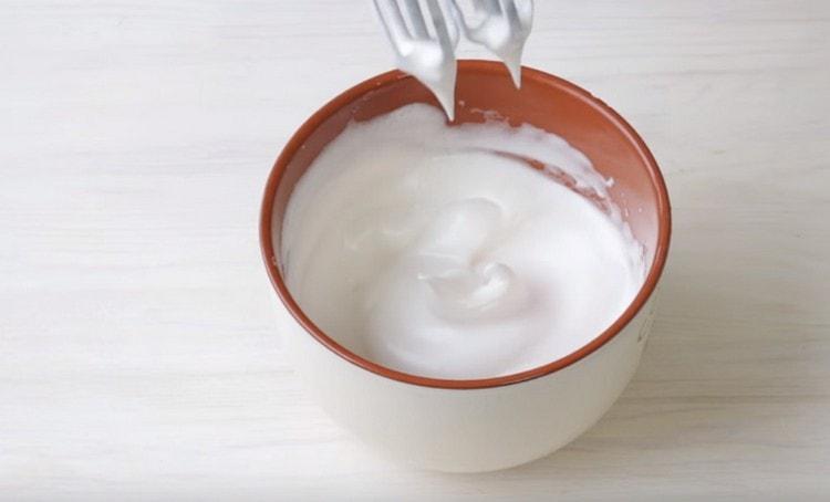 Add sugar and beat the protein mass to persistent peaks.