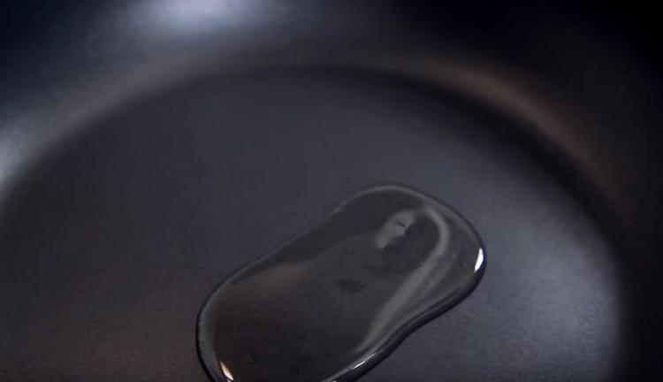 Heat the pan with vegetable oil.