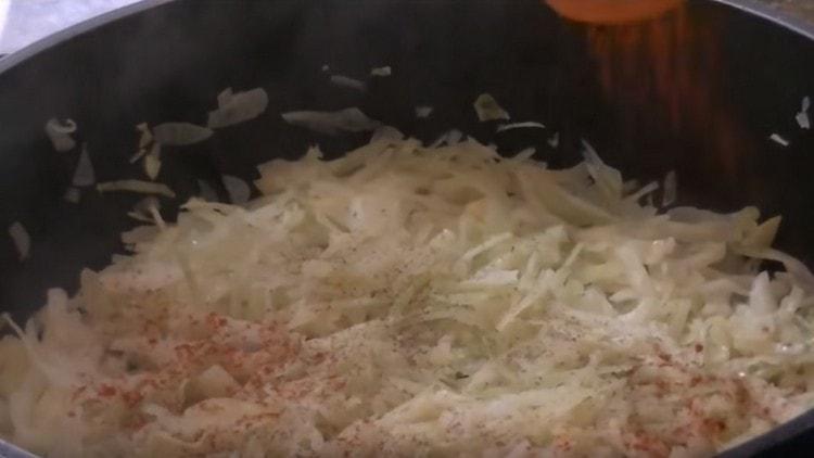 Add to the cabbage all the necessary spices to taste.