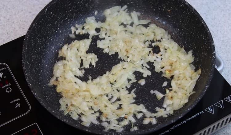 Grind and lightly fry the onions in a pan.