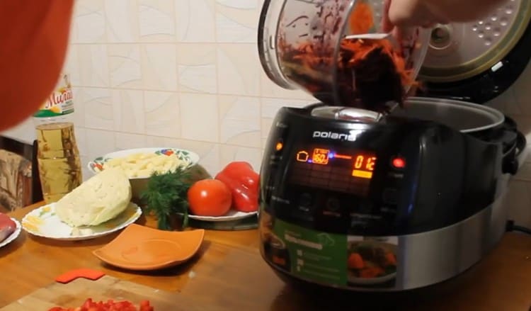 We put the onions in the slow cooker, add carrots and beets grated on it.