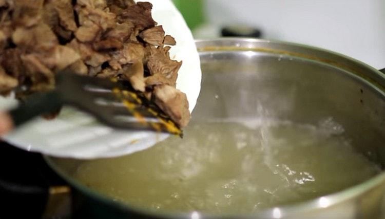 The sliced ​​meat is returned to the broth.