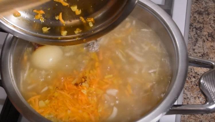 We send the finished frying to the pan.