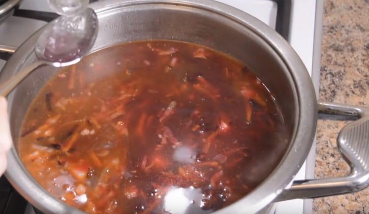 So that the dish does not lose its beautiful color, add a little vinegar.