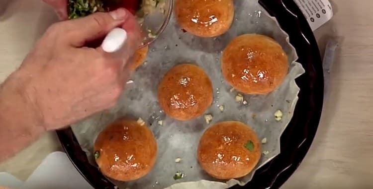 Grease ready-made donuts with garlic oil.