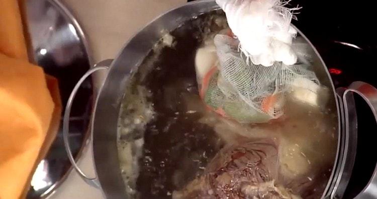 We prepare the prepared vegetables and roots in a bag of gauze and send to the pan.