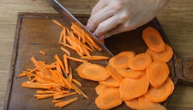Thinly chop the carrot.