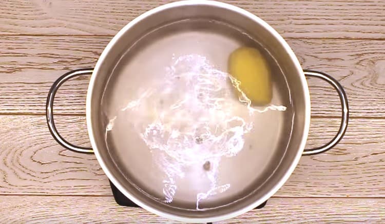 We pour water into the pan, put one whole potato in it and put it on the fire.