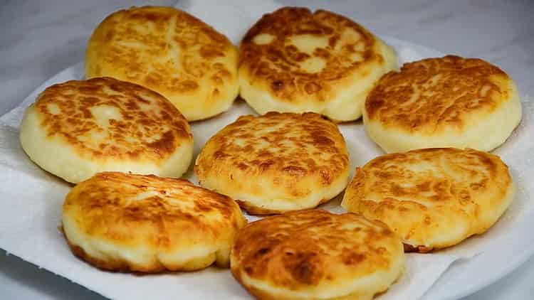 Delicious cheesecakes cooked in a pan are ready