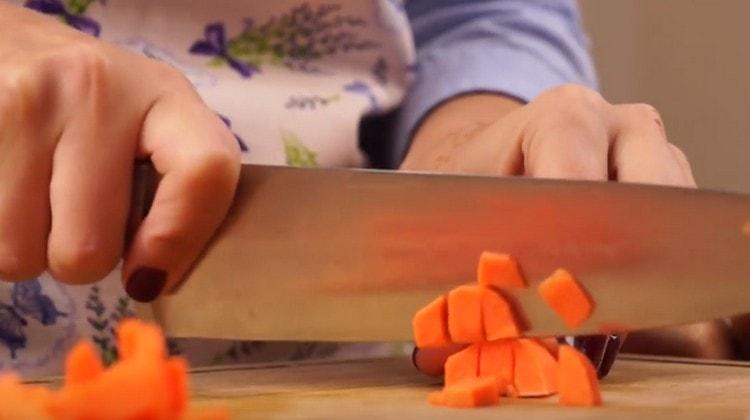 Cut potatoes and carrots into a cube.