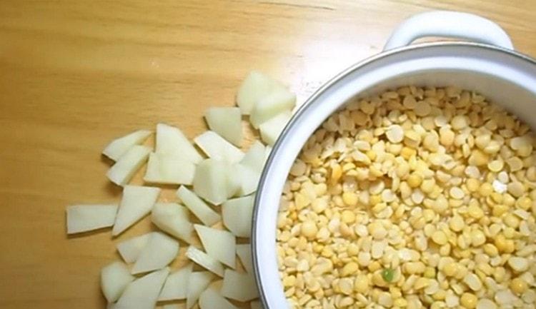 Drain the water from the peas.